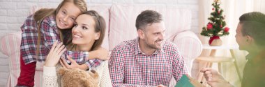 Yakın aile söz ve Noel sabahı sırasında sarılma