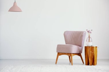 Pembe tekli ahşap masa lambası ve kopya alanı ile düz iç üretim tesisi ile yanındaki. Gerçek fotoğraf