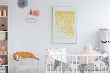 Sonraki trendy bebek odası duvar altın posteri ile yastıklar ile beşik için şık beyaz ve kahverengi sandalye