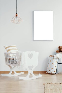 Trendy bebek odası iç ile titriyordu kağıt torba ve yastıklar ile beşik duvardaki mockup poster