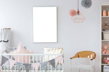 Sonraki trendy bebek oda boş mockup posteri duvara ile yastıklar ile beşik için şık beyaz ve kahverengi sandalye