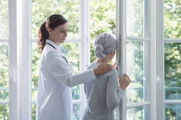 Freundliche Ärztin Weißer Uniform Unterstützt Krankes Mädchen Mit Kopftuch — Stockfoto