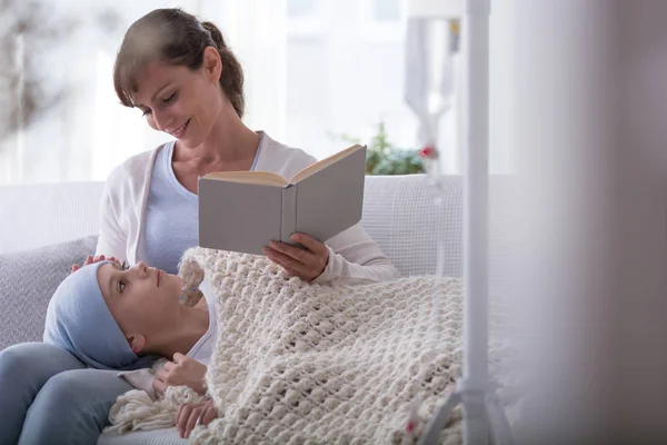 Tersenyum Ibu Membaca Buku Untuk Anak Sakit Dengan Kanker Mengenakan — Stok Foto