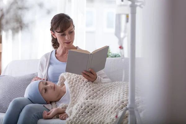 Мати Читає Книгу Слабкій Дитині Лейкемією Під Час Лікування Вдома — стокове фото