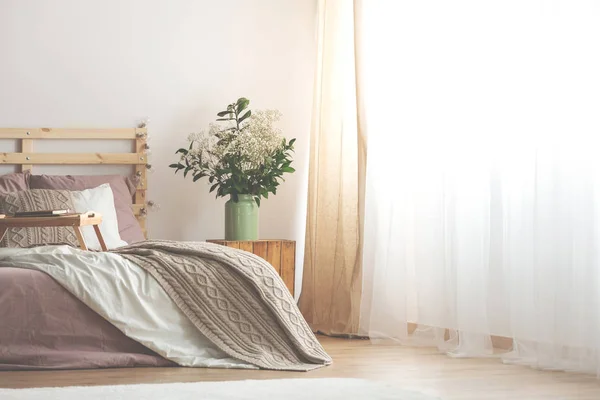 Beige Deken Houten Bed Met Lade Lichte Slaapkamer Interieur Met — Stockfoto