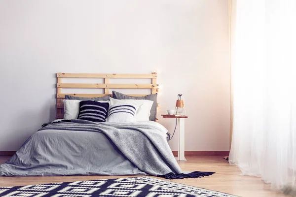 Lichte Slaapkamer Met Grijze Dekbedovertrek Deken Patroon Zwart Witte Kussens — Stockfoto