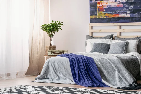 Pittura Astratta Sopra Letto King Size Con Biancheria Letto Grigia — Foto Stock