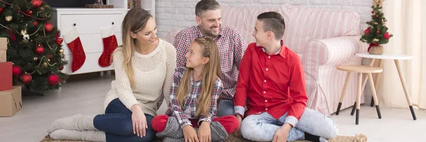 Família Feliz Sentados Juntos Quarto Decorado Natal — Fotografia de Stock
