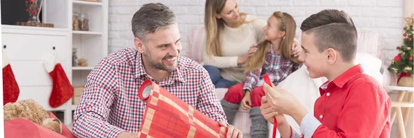 Fier Père Regardant Son Fils Adolescent Souriant — Photo