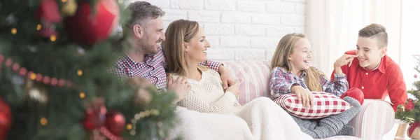 Couch Mit Familie Die Zusammen Sitzt Und Scherzt — Stockfoto