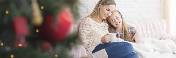 Lacht Trotse Moeder Haar Dochter Omarmen — Stockfoto