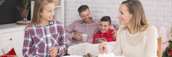Familjen Spenderar Julen Tillsammans Hemma — Stockfoto