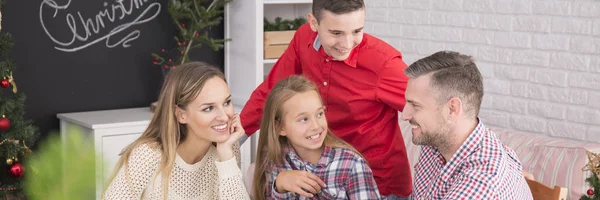 Família Próxima Desfrutando Tempo Natal Passado Juntos — Fotografia de Stock