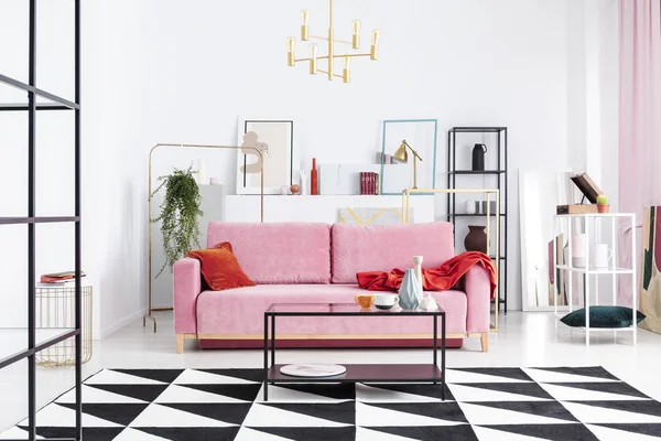 Echtes Foto Eines Geometrischen Teppichs Couchtisches Und Rosa Sofas Einem — Stockfoto