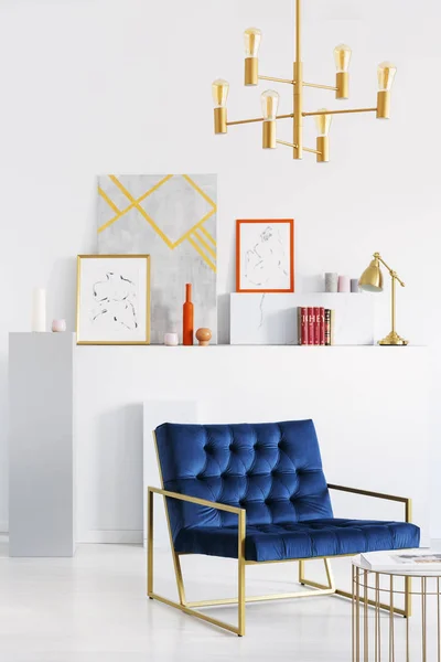 金色的灯以上蓝色扶手椅在白色客厅内部与海报画廊 真实照片 — 图库照片