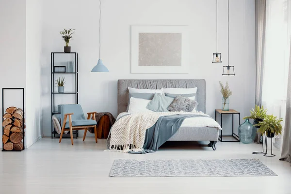 Zilveren Schilderij Boven Bed Met Gebreide Deken Wit Slaapkamer Interieur — Stockfoto