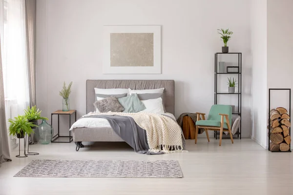 Manta Punto Sobre Cama Gris Luminoso Dormitorio Interior Con Sillón — Foto de Stock