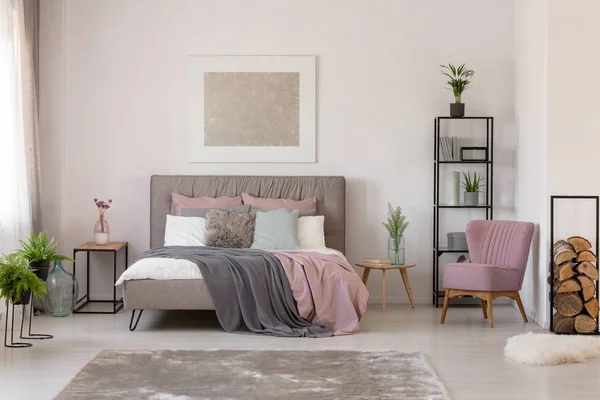 Rosa Und Graue Bettlaken Neben Sesseln Schlafzimmerinnenraum Mit Pflanzen Und — Stockfoto