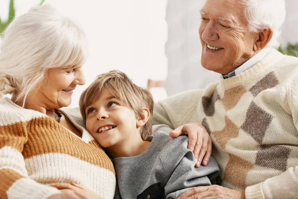 Kärleksfull Mor Och Farföräldrar Som Umgås Med Tonåriga Barnbarn — Stockfoto