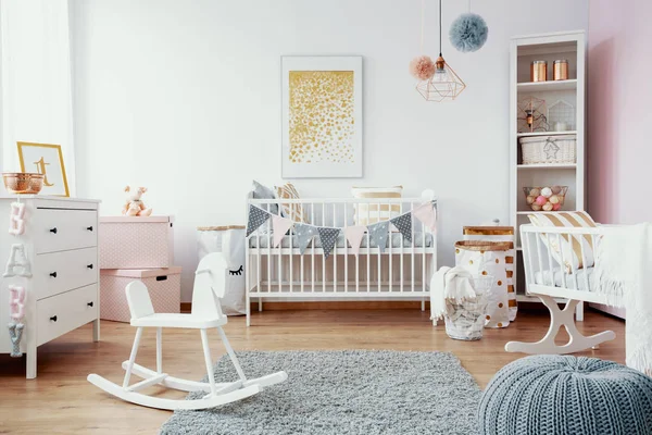 Habitación Luminosa Para Bebés Con Muebles Blancos Alfombra Gris Suelo — Foto de Stock