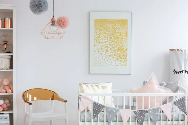 Stijlvolle Witte Bruine Stoel Volgende Voederbak Met Kussens Trendy Baby — Stockfoto