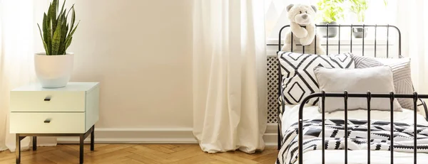 Панорама Рослини Білому Шафі Біля Ліжка Простому Інтер Єрі Спальні — стокове фото