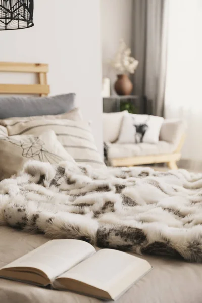 Cama Con Libro Abierto Almohadas Cobertor Piel Interior Del Apartamento —  Fotos de Stock