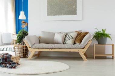 İskandinav kanepe yastık ve duvardaki gümüş boyama ile çağdaş salon iç