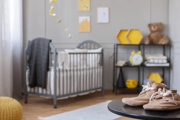Beige Peuter Laarzen Zwarte Tafel Stijlvolle Babyruimte Met Grijs Geel — Stockfoto
