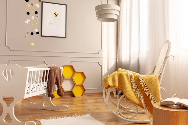 Sarı Battaniye Bebek Güzel Yatak Beyaz Ahşap Beşik Duvardaki Posterler — Stok fotoğraf
