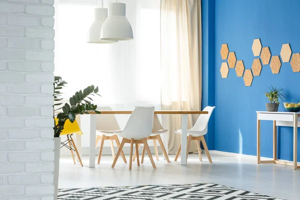 明亮的蓝色和白色用餐室 配有桌椅 位于伏吉公寓 — 图库照片