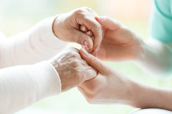 Primer Plano Las Manos Una Joven Cogida Mano Una Anciana — Foto de Stock