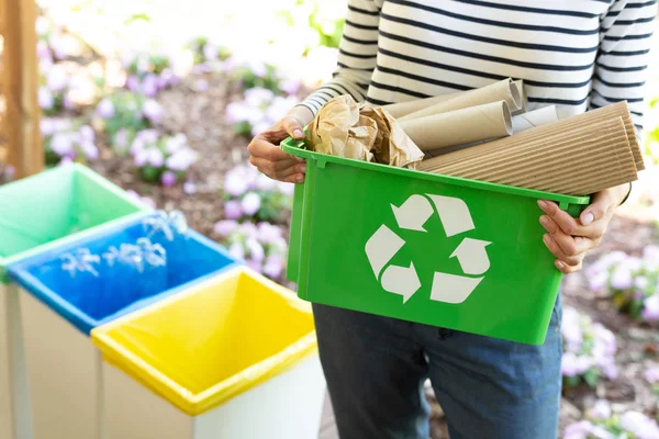 Close Uma Cesta Verde Com Símbolo Reciclagem Com Papéis Detidos — Fotografia de Stock