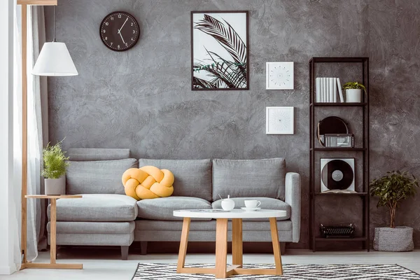 Grijs Betonnen Muur Moderne Woonkamer Met Industriële Zwarte Metalen Boekenplank — Stockfoto