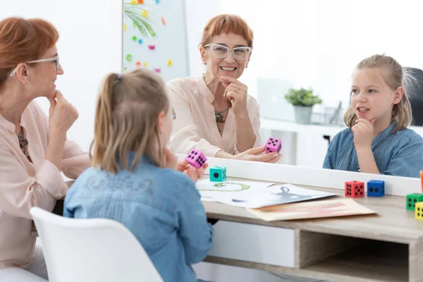 Logopedist Tijdens Een Behandeling Met Een Kind — Stockfoto