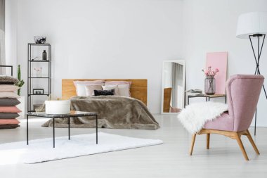 King size Yataklı, endüstriyel mobilya ve trendy pembe tekli parlak şık yatak odası