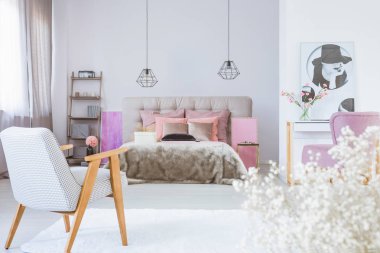 Siyah ve beyaz posteri ile parlak yatak odası iç ve king size Yataklı bej yatak takımları ile şık retro tekli