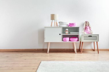 İskandinav bebek oyun odası iç, kopya alanı boş duvar dekor beyaz ve pembe