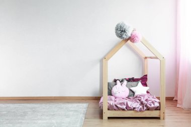 İskandinav tatlı kızın yatak odası iç süslü ahşap Oda boş beyaz duvar