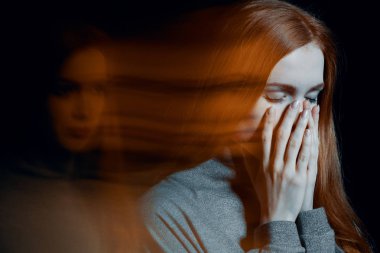 Genç güzel kızıl saçlı kızın ağzına kapsayan depresyon ile bulanık resim