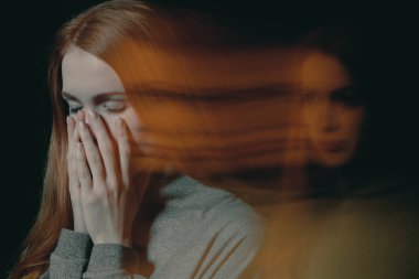 Genç güzel kızıl saçlı kızın ağzına kapsayan ve gözlerini kapatma obsesif kompulsif bozukluğu olan bulanık resim