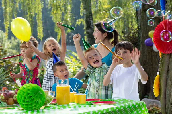 Glada Barn Roligt Födelsedagsfest Med Såpbubblor Och Ballonger Trädgården — Stockfoto