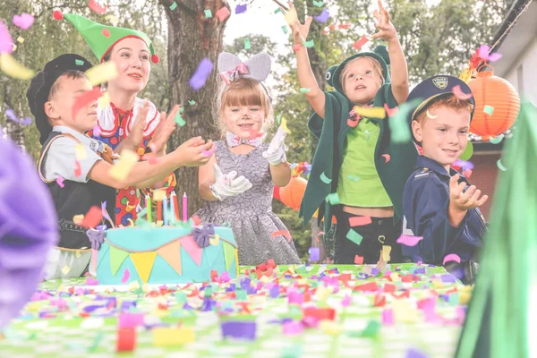 为孩子们准备户外生日打扮的派对 — 图库照片