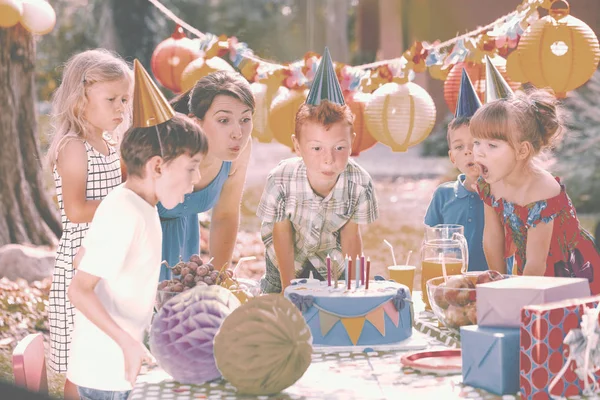 Roodharige Jongen Zijn Moeder Blazen Kaarsen Cake Van Kindverjaardag Tijdens — Stockfoto