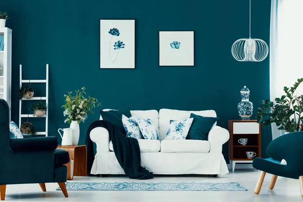 Cartel Floral Pared Esmeralda Elegante Interior Sala Estar Con Muebles —  Fotos de Stock