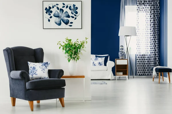 白色和蓝色的设计 在现代客厅和餐厅的优雅的公寓 真正的照片与模型在白色的墙上 — 图库照片