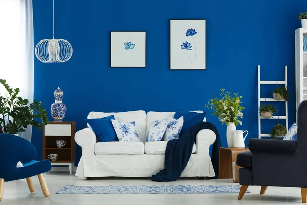 Blumenposter Blauer Wand Schicken Wohnzimmerinterieur Mit Weißen Blauen Und Hölzernen — Stockfoto