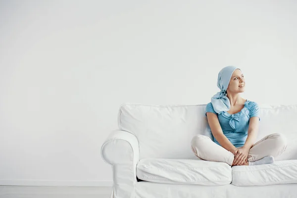 Mavi Başörtüsü Giyen Genç Kadın Meme Kanseri Muzdarip Güzel Çapraz — Stok fotoğraf