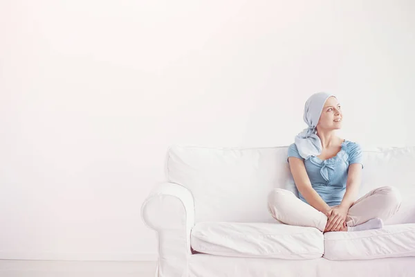 Glückliches Teenagermädchen Das Brustkrebs Leidet Blaues Kopftuch Trägt Und Vor — Stockfoto