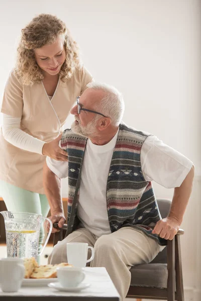Pomocne Pielęgniarki Wspieranie Starszy Pacjent Domu Opieki — Zdjęcie stockowe